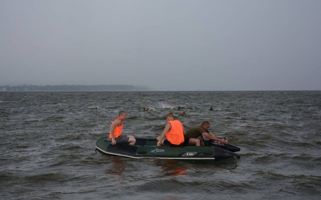 Николаевские десантники готовятся к прыжкам с парашютом в воду Фото № 29 Николаевские десантники готовятся к прыжкам с парашютом в воду Фото № 29