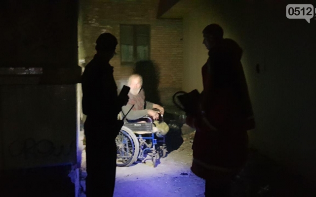 В подвале заброшенного дома произошел пожар, спасатели вынесли из огня бездомного на инвалидной коляске Фото № 0 В подвале заброшенного дома произошел пожар, спасатели вынесли из огня бездомного на инвалидной коляске Фото № 0