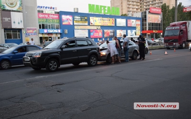 Авария на светофоре: на Героев Сталинграда автомобиль Skoda Octavia врезался в Hyundai Tucson Фото № 0 Авария на светофоре: на Героев Сталинграда автомобиль Skoda Octavia врезался в Hyundai Tucson Фото № 0