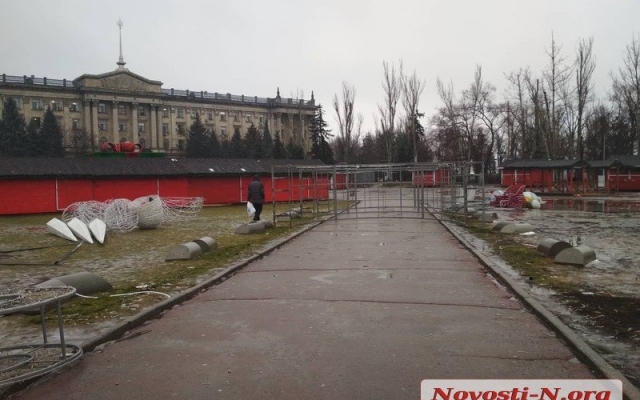 В Николаеве после демонтажа главной новогодней елки световые фигуры и иллюминацию бросили валяться в лужи и грязи Фото № 2 В Николаеве после демонтажа главной новогодней елки световые фигуры и иллюминацию бросили валяться в лужи и грязи Фото № 2