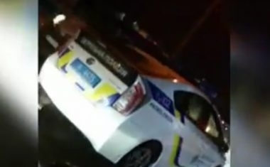 Экипажи патрульных автомобилей следуют по улицам Николаева с нарушением правил дорожного движения Фото № 0 Экипажи патрульных автомобилей следуют по улицам Николаева с нарушением правил дорожного движения Фото № 0