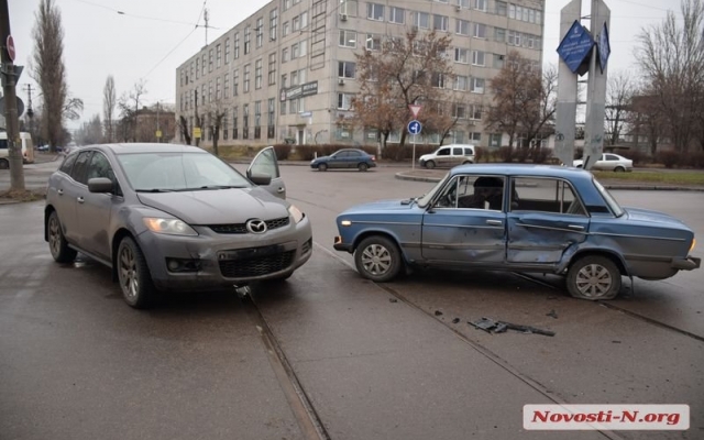 Не захотел пропустить: на Чигрина произошла авария с участием двух автомобилей Фото № 2 Не захотел пропустить: на Чигрина произошла авария с участием двух автомобилей Фото № 2