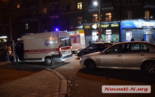 Автомобиль с молдавскими номерами сбил пешехода, перебегавшего на красный сигнал светофора Фото № 3 Автомобиль с молдавскими номерами сбил пешехода, перебегавшего на красный сигнал светофора Фото № 3