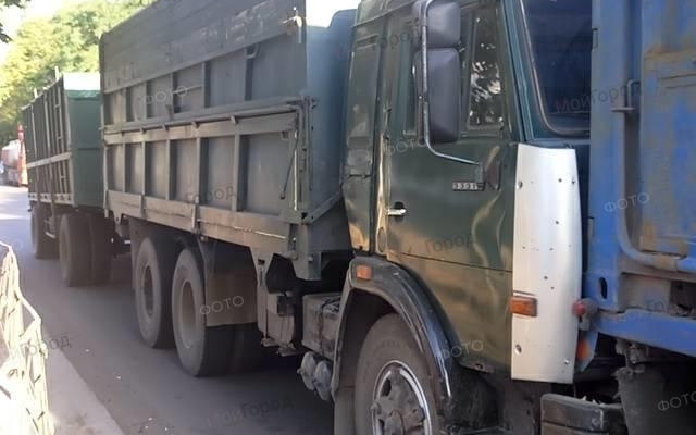 На Никольской не смогли разминуться сразу три грузовых автомобиля Фото № 0 На Никольской не смогли разминуться сразу три грузовых автомобиля Фото № 0