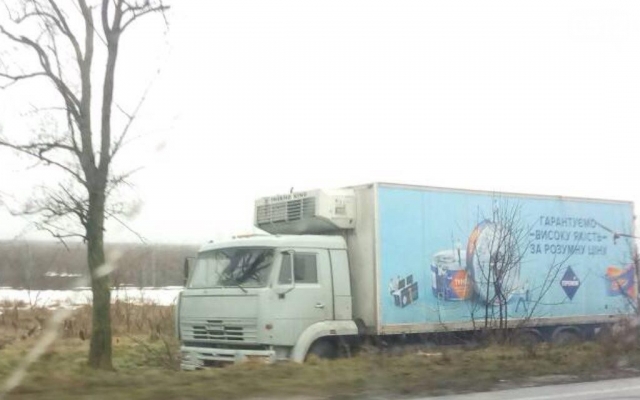 Авария на трассе: автомобиль подрезал фуру и она улетела в кювет Фото № 0 Авария на трассе: автомобиль подрезал фуру и она улетела в кювет Фото № 0