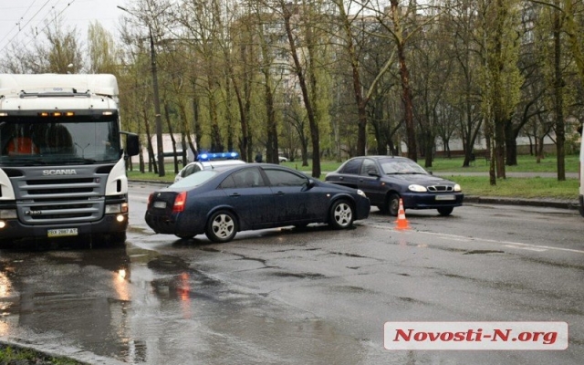 На проспекте Мира от сильного удара автомобиль вылетел на зеленый газон Фото № 3 На проспекте Мира от сильного удара автомобиль вылетел на зеленый газон Фото № 3
