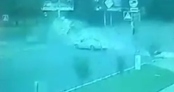 В сети появилось видео: столкновение автомобиля и маршрутки с 22 пассажирами Фото № 0 В сети появилось видео: столкновение автомобиля и маршрутки с 22 пассажирами Фото № 0