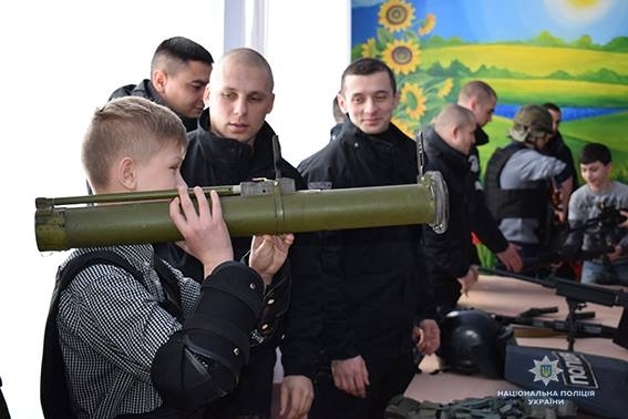 Ученики Веснянской школы провели один день с полицейскими и познакомились с их работой Фото № 15 Ученики Веснянской школы провели один день с полицейскими и познакомились с их работой Фото № 15
