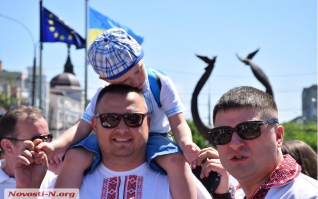 Жители Николаева прошли традиционным парадом по улицам нашего города Фото № 3 Жители Николаева прошли традиционным парадом по улицам нашего города Фото № 3