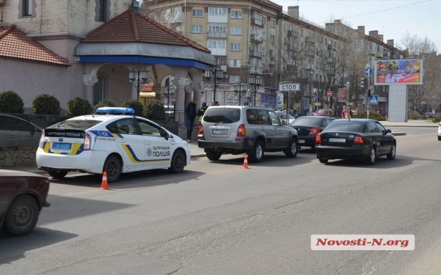 На Центральном проспекте произошла авария, образовалась автомобильная пробка Фото № 2 На Центральном проспекте произошла авария, образовалась автомобильная пробка Фото № 2