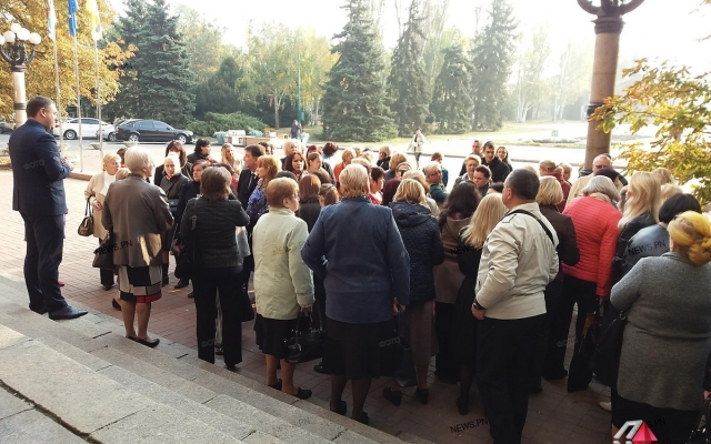 Возле Николаевской мэрии собрались педагоги в поддержку начальника горуправления образования Деркач Фото № 0 Возле Николаевской мэрии собрались педагоги в поддержку начальника горуправления образования Деркач Фото № 0