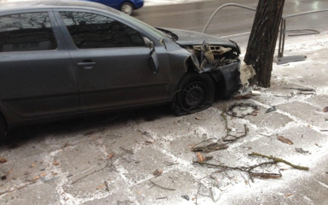 В районе Варваровского моста иномарка выехала на встречную полосу и врезалась в дерево Фото № 3 В районе Варваровского моста иномарка выехала на встречную полосу и врезалась в дерево Фото № 3