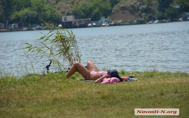 Несмотря на запрет николаевцы отдыхают и купаются на пляжах города Фото № 4 Несмотря на запрет николаевцы отдыхают и купаются на пляжах города Фото № 4