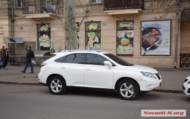 На Московской неизвестный врезался в припаркованный дорогущий Lexus RX 350 и скрылся с места ДТП Фото № 4 На Московской неизвестный врезался в припаркованный дорогущий Lexus RX 350 и скрылся с места ДТП Фото № 4