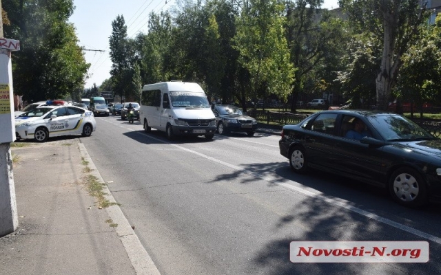 На Центральном проспекте водители не поделили дорогу и устроили разборку Фото № 2 На Центральном проспекте водители не поделили дорогу и устроили разборку Фото № 2