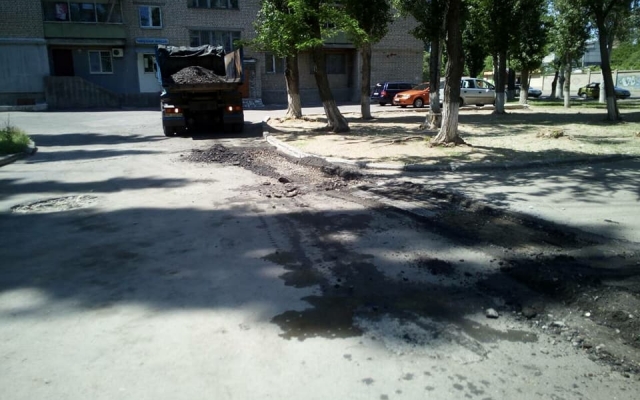 На Чкалова укладывают тротуарную плитку и благоустраивают другие улицы Заводского района Фото № 15 На Чкалова укладывают тротуарную плитку и благоустраивают другие улицы Заводского района Фото № 15