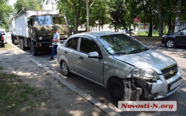 Авария на Никольской: грузовик с прицепом врезался в иномарку Фото № 1 Авария на Никольской: грузовик с прицепом врезался в иномарку Фото № 1