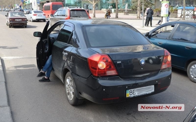 На Центральном проспекте произошла авария, образовалась автомобильная пробка Фото № 5 На Центральном проспекте произошла авария, образовалась автомобильная пробка Фото № 5