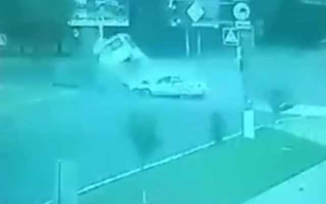 В сети появилось видео: столкновение автомобиля и маршрутки с 22 пассажирами Фото № 3 В сети появилось видео: столкновение автомобиля и маршрутки с 22 пассажирами Фото № 3