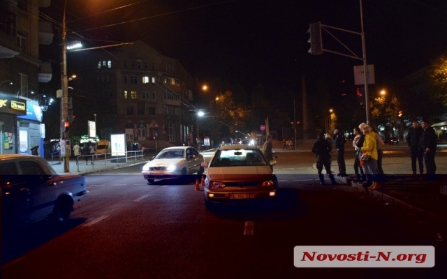 Автомобиль с молдавскими номерами сбил пешехода, перебегавшего на красный сигнал светофора Фото № 2 Автомобиль с молдавскими номерами сбил пешехода, перебегавшего на красный сигнал светофора Фото № 2
