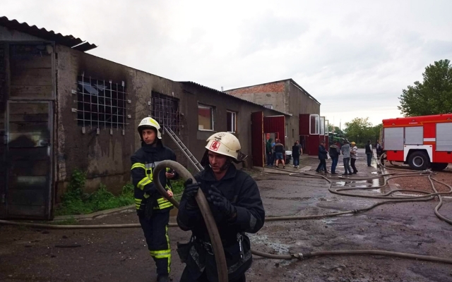 В Ингульском районе произошел масштабный пожар складского помещения Фото № 4 В Ингульском районе произошел масштабный пожар складского помещения Фото № 4