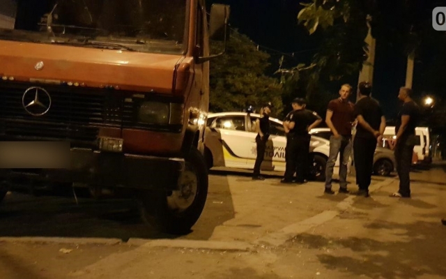 Мужчина потребовал перепарковать микроавтобус и получил перелом ноги Фото № 2 Мужчина потребовал перепарковать микроавтобус и получил перелом ноги Фото № 2
