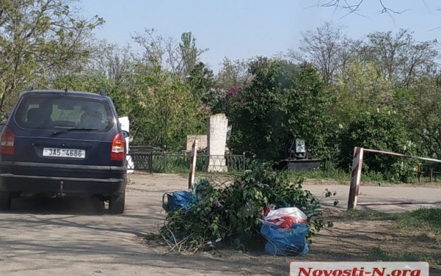 С территории николаевских кладбищ вывозят мусор накануне поминального дня Фото № 5 С территории николаевских кладбищ вывозят мусор накануне поминального дня Фото № 5