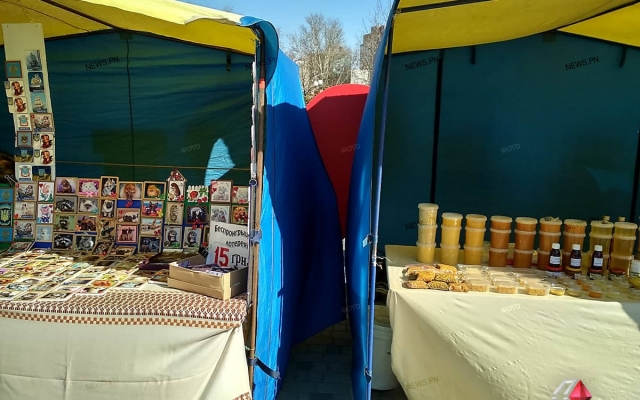 В Николаеве накануне приезда Порошенко торговыми палатками закрыли буквы «I love Mykolaiv» Фото № 1 В Николаеве накануне приезда Порошенко торговыми палатками закрыли буквы «I love Mykolaiv» Фото № 1