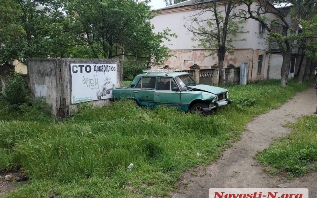 В Николаеве на Херсонском шоссе два автомобиля протаранили друг друга, одна из машин врезалась в забор Фото № 3 В Николаеве на Херсонском шоссе два автомобиля протаранили друг друга, одна из машин врезалась в забор Фото № 3