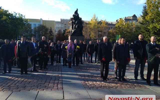 Николаевцы возложили цветы Вечному огню в честь 74-й годовщины освобождения Украины от немецко-фашистских захватчиков Фото № 11 Николаевцы возложили цветы Вечному огню в честь 74-й годовщины освобождения Украины от немецко-фашистских захватчиков Фото № 11