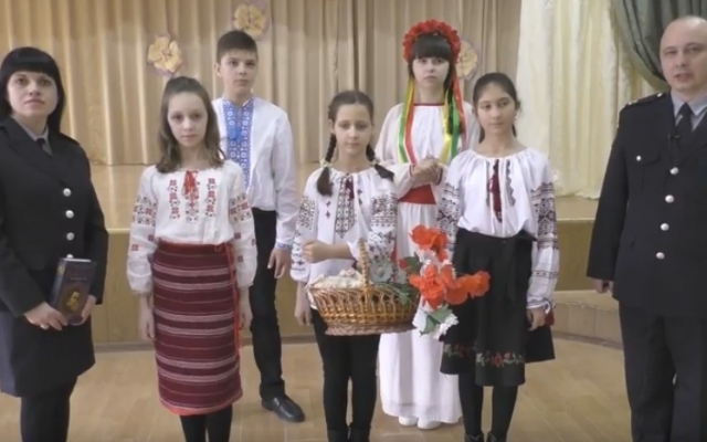 Николаевские полицейские и школьники присоединились к Всеукраинскому флешмобу «Кобзарь - сердце Украины» Фото № 0 Николаевские полицейские и школьники присоединились к Всеукраинскому флешмобу «Кобзарь - сердце Украины» Фото № 0
