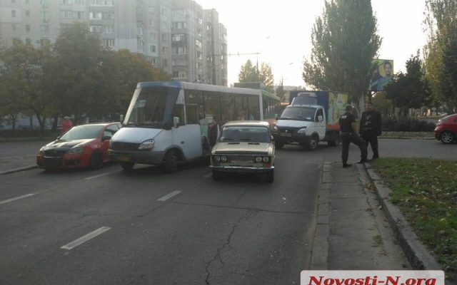 На Центральном проспекте водители автомобилей спровоцировали столкновение с троллейбусом, образовалась пробка Фото № 0 На Центральном проспекте водители автомобилей спровоцировали столкновение с троллейбусом, образовалась пробка Фото № 0