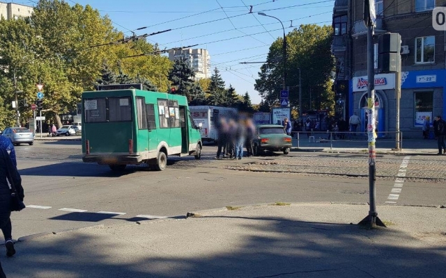 В центре Николаева столкнулись автомобиль «ВАЗ» и маршрутка Фото № 1 В центре Николаева столкнулись автомобиль «ВАЗ» и маршрутка Фото № 1