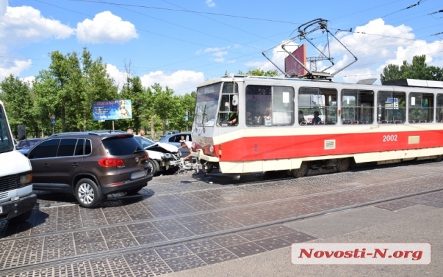 На Богоявленском проспекте автомобиль Geely Emgrand врезался в трамвай Фото № 2 На Богоявленском проспекте автомобиль Geely Emgrand врезался в трамвай Фото № 2