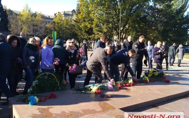 Николаевцы возложили цветы Вечному огню в честь 74-й годовщины освобождения Украины от немецко-фашистских захватчиков Фото № 10 Николаевцы возложили цветы Вечному огню в честь 74-й годовщины освобождения Украины от немецко-фашистских захватчиков Фото № 10