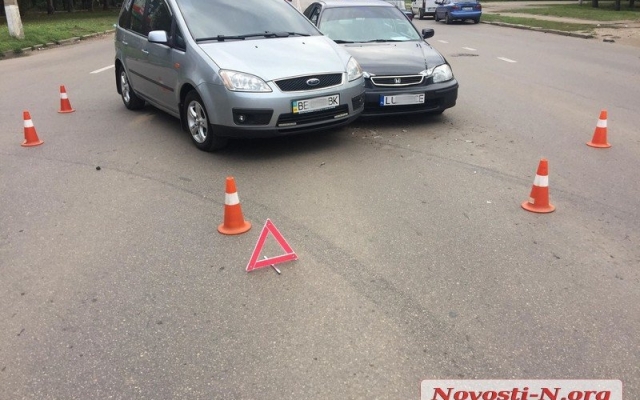 Авария на дороге: перекресток стал слишком мал для двух иномарок Фото № 2 Авария на дороге: перекресток стал слишком мал для двух иномарок Фото № 2