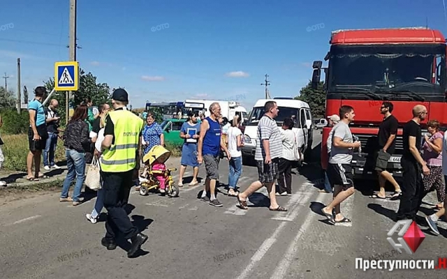 Жители Матвеевки перекрыли трассу «Николаев-Ульяновка», конфликт с водителями маршруток Фото № 0 Жители Матвеевки перекрыли трассу «Николаев-Ульяновка», конфликт с водителями маршруток Фото № 0