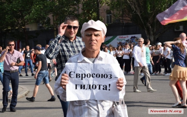 Скандальный пикетчик с непристойным плакатом попытался сопровождать мэра Николаева и консулов иностранных государств Фото № 1 Скандальный пикетчик с непристойным плакатом попытался сопровождать мэра Николаева и консулов иностранных государств Фото № 1