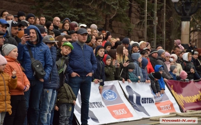 Губернатор Николаевской области Алексей Савченко на фестивале Muromets Fest вместе с богатырями потянул четыре фуры Фото № 12 Губернатор Николаевской области Алексей Савченко на фестивале Muromets Fest вместе с богатырями потянул четыре фуры Фото № 12