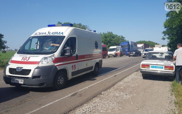 В километрах от Николаева перевернулся микроавтобус, водитель погиб на месте Фото № 4 В километрах от Николаева перевернулся микроавтобус, водитель погиб на месте Фото № 4