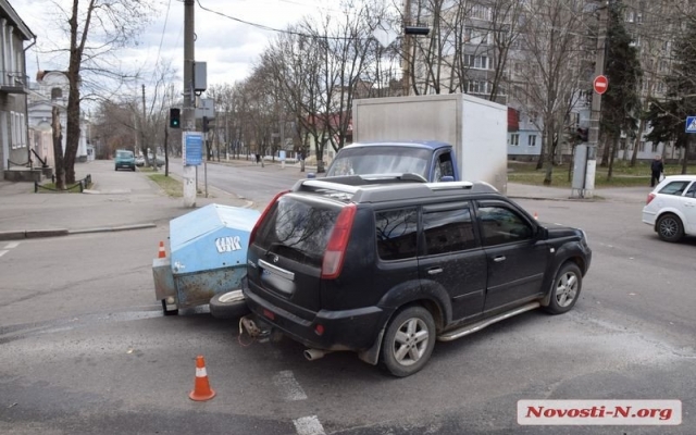 В центре Николаева кроссовер не поделил перекресток с грузовым фургоном Фото № 0 В центре Николаева кроссовер не поделил перекресток с грузовым фургоном Фото № 0