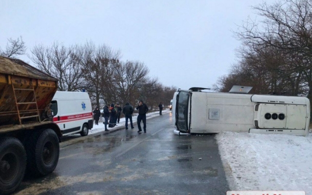На трассе «Николаев-Одесса» возле села Половинки перевернулся рейсовый автобус, есть травмированные Фото № 3 На трассе «Николаев-Одесса» возле села Половинки перевернулся рейсовый автобус, есть травмированные Фото № 3