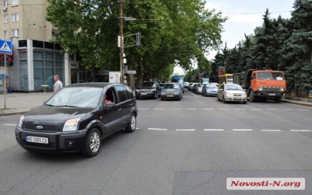 Огромная пробка в центре Николаева: столкнулись два автомобиля Фото № 14 Огромная пробка в центре Николаева: столкнулись два автомобиля Фото № 14