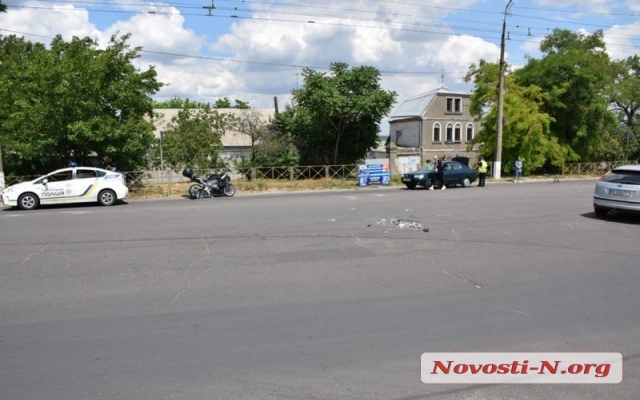 В Николаеве на Херсонском шоссе мотоциклист в автомобиль Фото № 2 В Николаеве на Херсонском шоссе мотоциклист в автомобиль Фото № 2