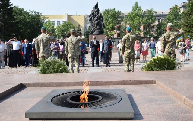 В Николаеве горожане отметили День памяти и скорби Фото № 15 В Николаеве горожане отметили День памяти и скорби Фото № 15