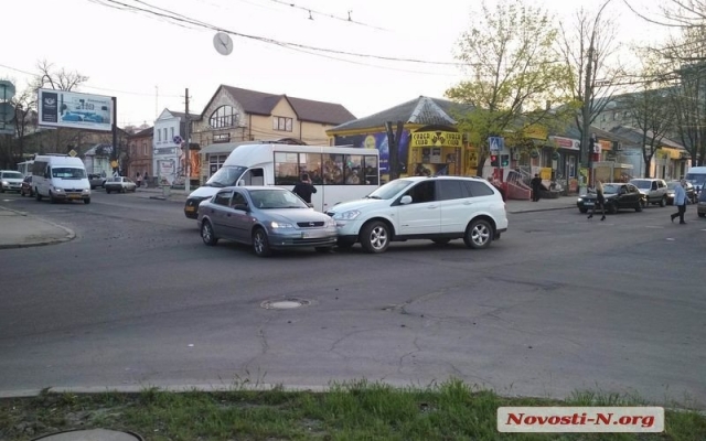 На Центральном проспекте произошла авария, образовалась небольшая автомобильная пробка Фото № 0 На Центральном проспекте произошла авария, образовалась небольшая автомобильная пробка Фото № 0