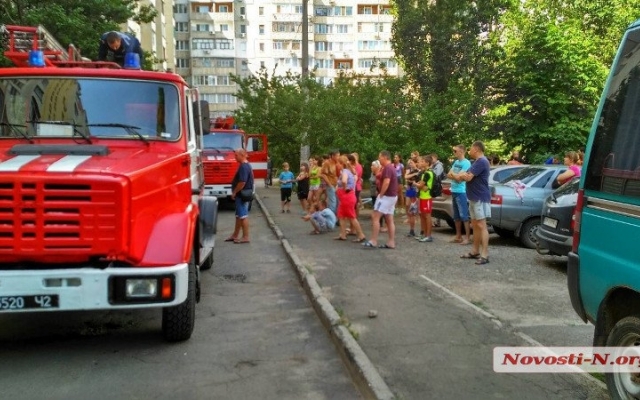 На Лазурной в одном из многоэтажных жилых домов загорелся мусоропровод Фото № 3 На Лазурной в одном из многоэтажных жилых домов загорелся мусоропровод Фото № 3
