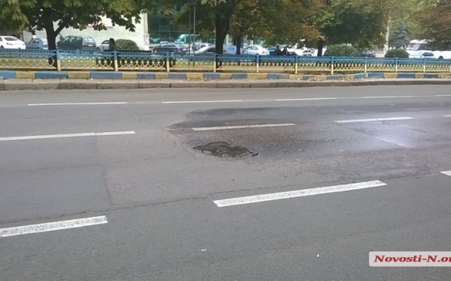 На проспекте Центральный образовалась яма и снова забил фонтан Фото № 1 На проспекте Центральный образовалась яма и снова забил фонтан Фото № 1