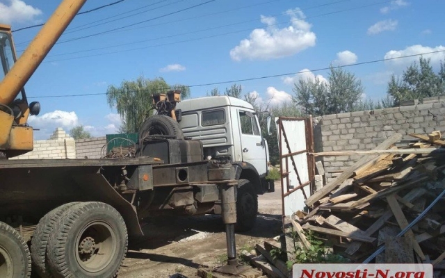 Смертельная трагедия в Варваровке: автокран повредил линию электропередач, от удара тока погиб рабочий Фото № 3 Смертельная трагедия в Варваровке: автокран повредил линию электропередач, от удара тока погиб рабочий Фото № 3