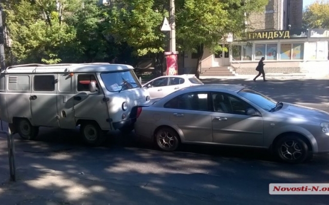На Большой Морской в общем потоке машин столкнулись два автомобиля Фото № 0 На Большой Морской в общем потоке машин столкнулись два автомобиля Фото № 0